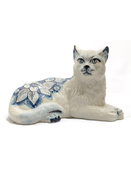 Gatto sdraiato in Ceramica di Caltagirone con Fiore Blu